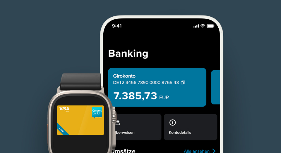Smartwatch mit goldener Kreditkarte und Smartphone mit offener Consorsbank App auf dunkelblauem Hintergrund