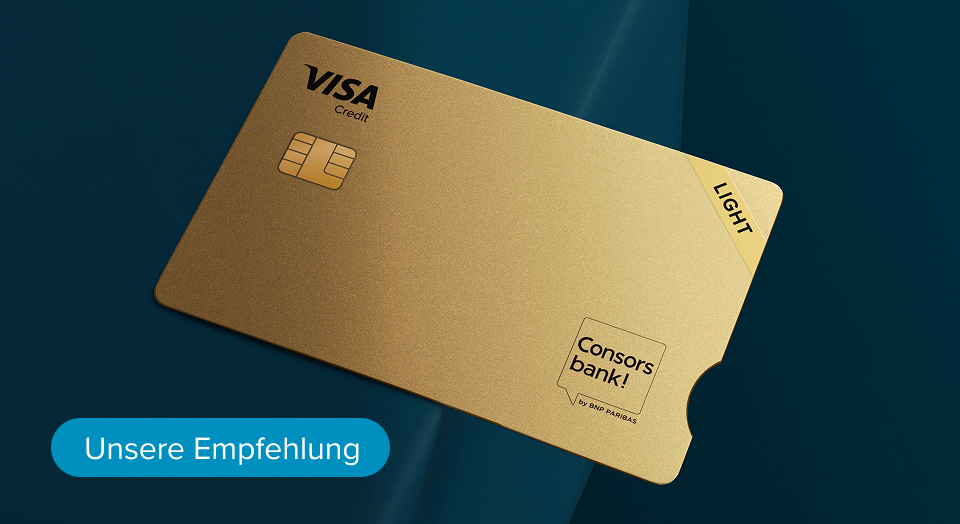 Goldene Credit Card Gold Light auf dunkelblauem Hintergrund mit Zusatz "Unsere Empfehlung"