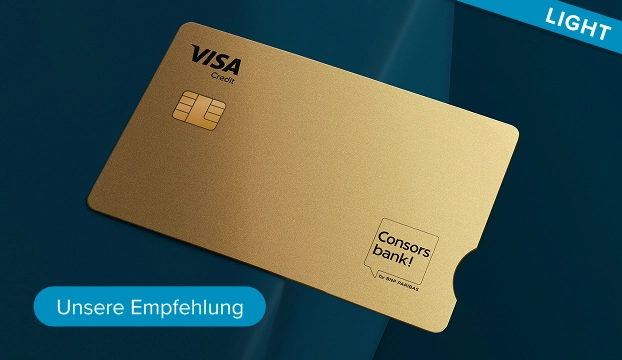 Goldene Credit Card Gold Light auf dunkelblauem Hintergrund mit Zusatz "Unsere Empfehlung"
