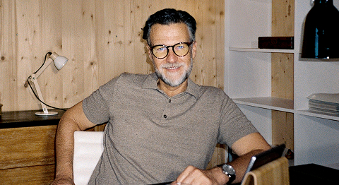 Mann mit Brille lächelt