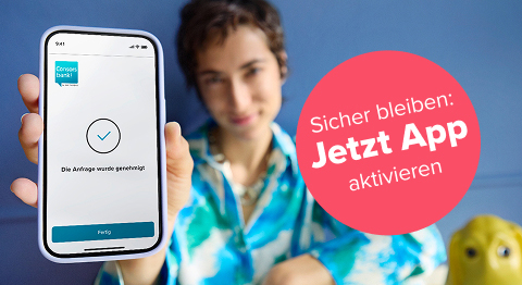 Frau mit bunter Bluse hält ihr Smartphone ins Bild