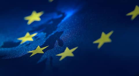 Sterne auf dunkelblauer Europa-Fahne