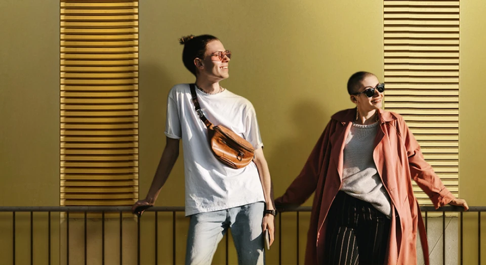 Ein Mann und eine Frau stehen vor einer goldenen Wand