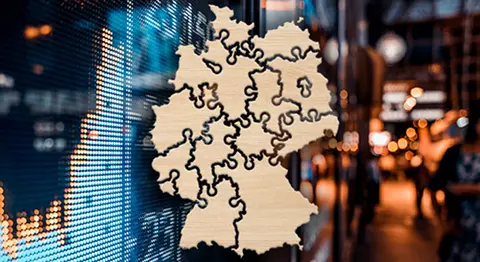 Grundriss von Deutschland vor einer Stadt am Abend
