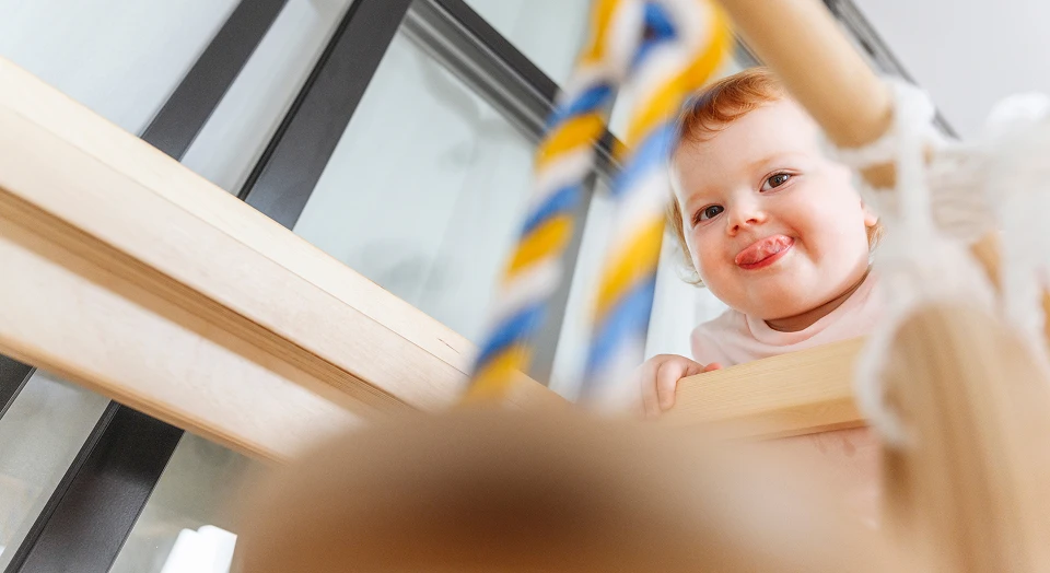 Baby streckt Zunge aus dem Mund