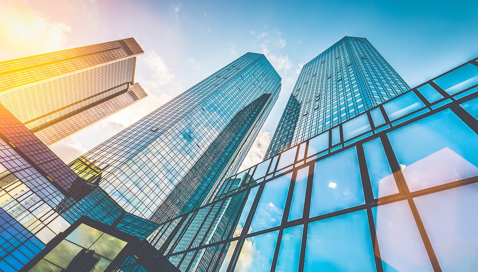 Aufnahme von unten hohe Glasgebäude in den Morgenstunden