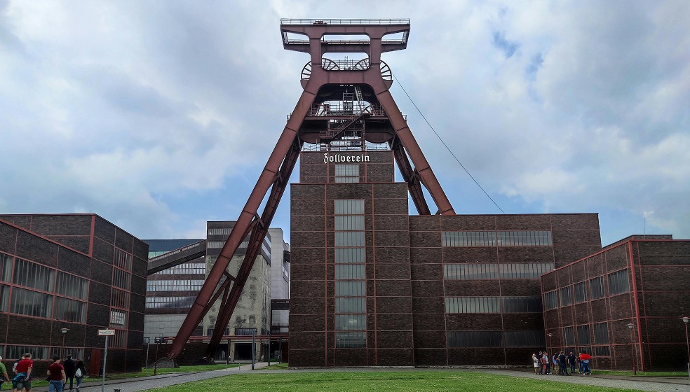 Blick auf die Gebäude der Zeche Zollverein im Ruhrgebiet mit Backsteingebäuden