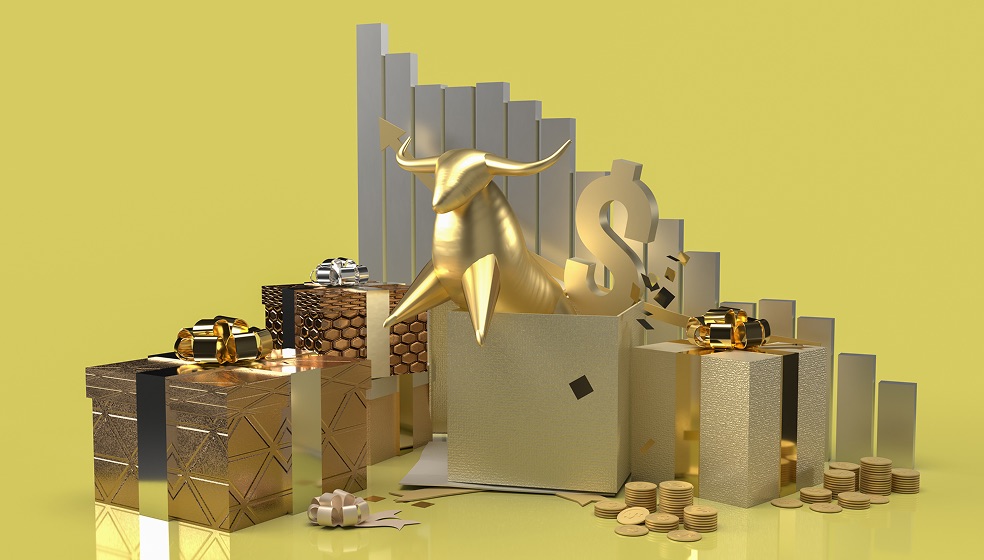 Ein goldener Bulle ragt halb aus einer goldenen Kiste hervor, daneben stehen mehrere goldene Geschenke.