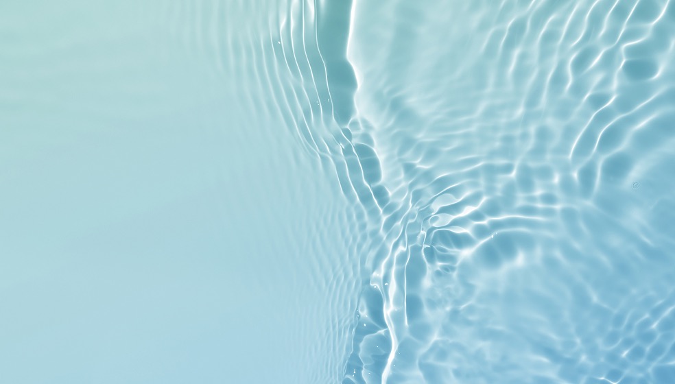 Sich bewegendes Wasser auf hellblauem Hintergrund