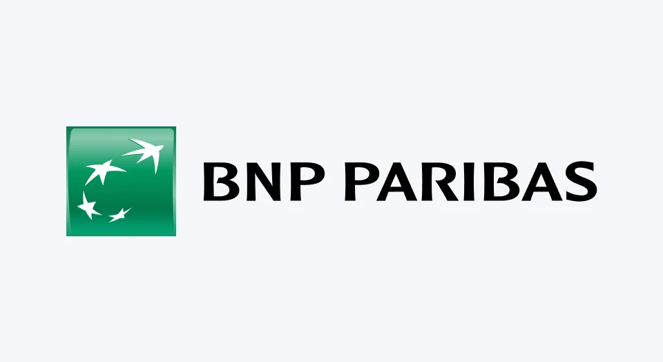 Logo BNP Paribas auf hellgrauem Hintergrund