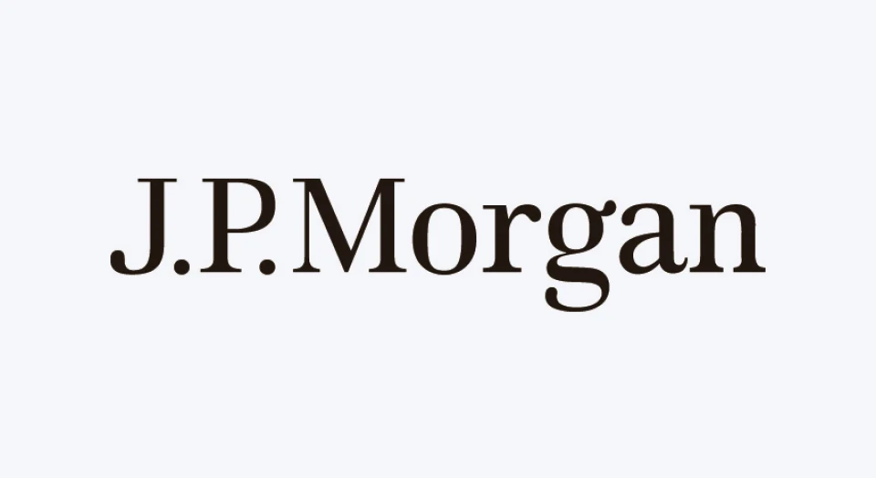 Schwarzer Schriftzug J.P. Morgan auf hellgrauem Hintergrund