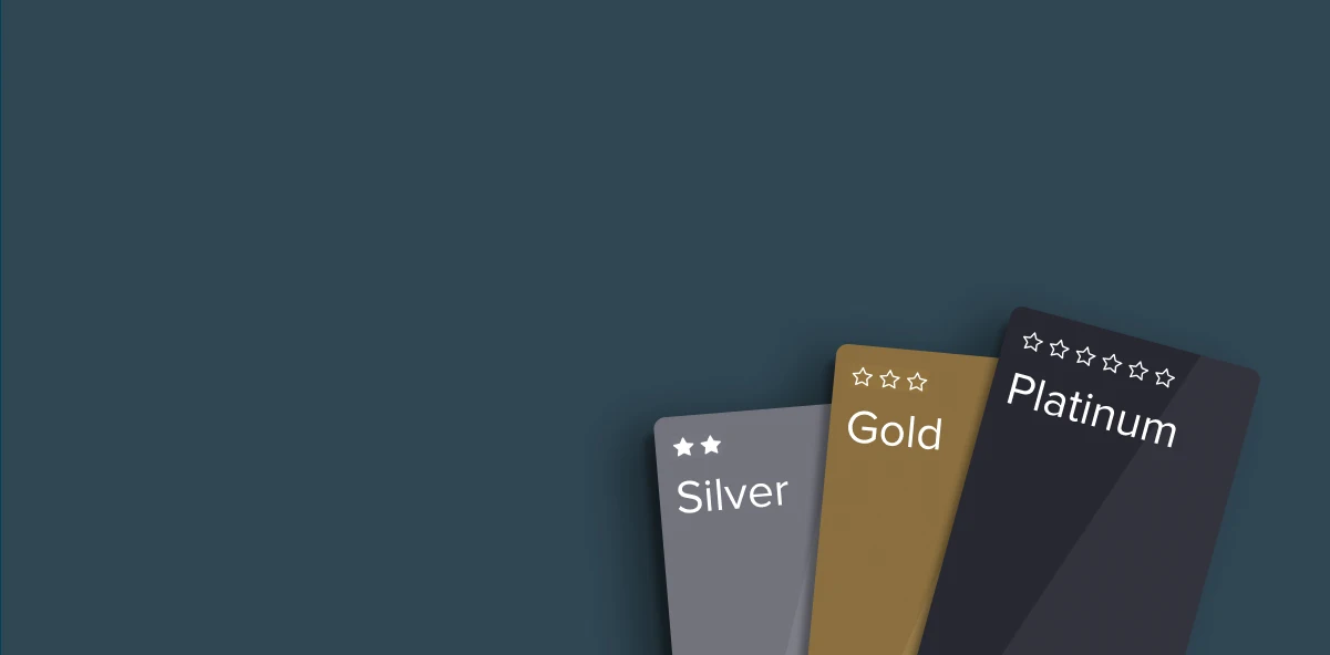 Karten in silber, gold und schwarz für die verschiedenen Stufen vom Preismodell auf dunklem Hintergrund