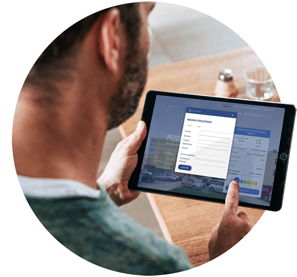 Mann registiert sich am Tablet bei Exporo
