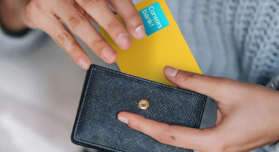 Nahaufnahme einer Geldbörse mit goldener Karte der Consorsbank