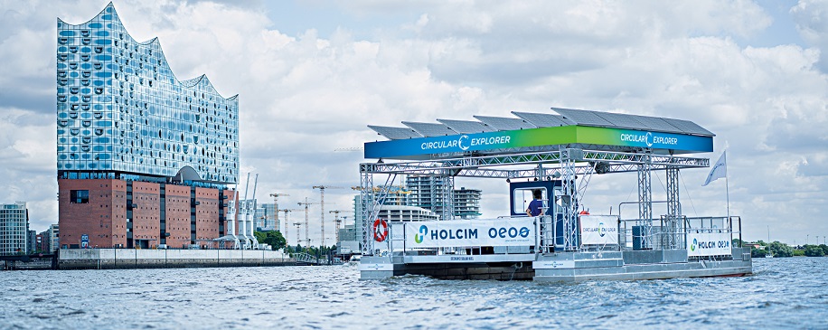 Ein Boot von oeoo in Hamburg auf dem Wasser